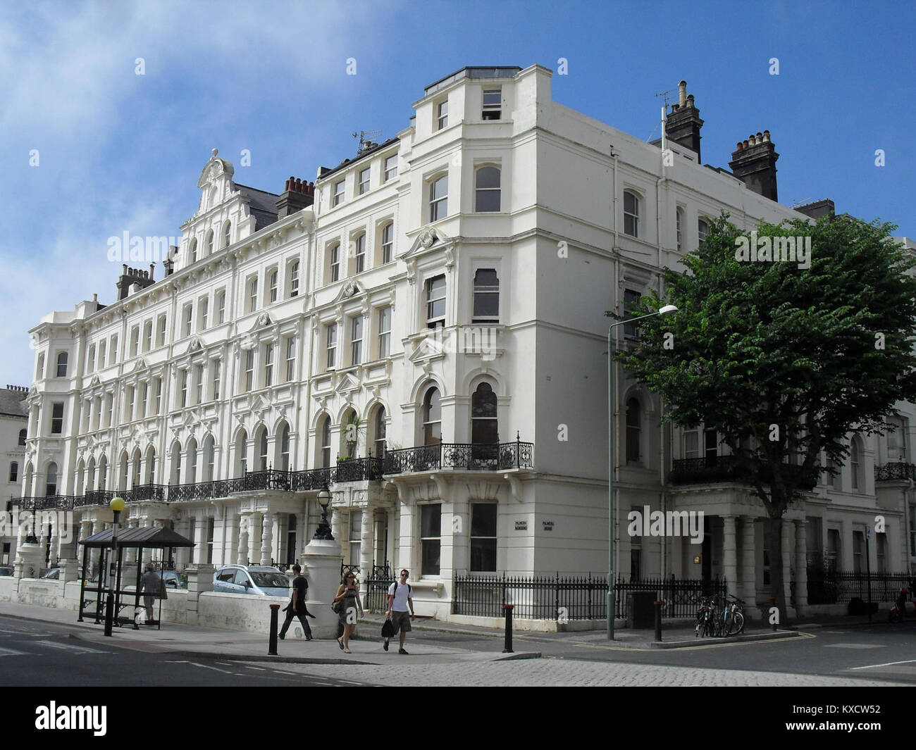 Palmeira Mansions, situata su Church Road a Hove, Inghilterra, è uno storico complesso residenziale riconosciuto per la sua architettura vittoriana e lo status protetto nella Lista del Patrimonio Nazionale dell'Inghilterra. Foto Stock