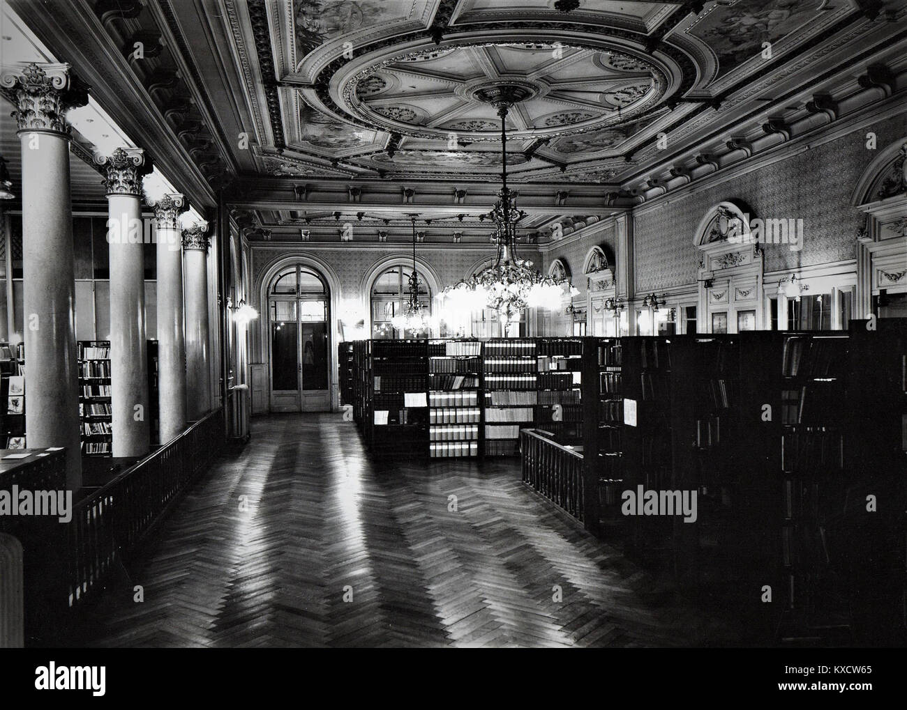 La fotografia del 1937 raffigura la biblioteca del Bureau International des Expositions (BIE) situata nel Palais Wilson di Ginevra, che illustra il trasferimento dell’istituzione e l’ambiente della sua biblioteca ai sensi della convenzione BIE del 1928. Foto Stock