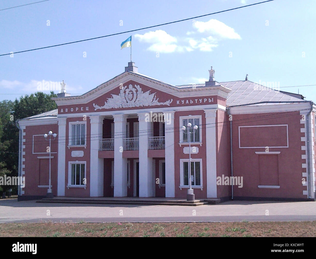 Una fotografia della Casa della Cultura a Kulevcha, Ucraina. L'immagine cattura l'architettura dell'epoca sovietica dell'edificio, che rappresenta la vita comunitaria e culturale nella regione. Foto Stock