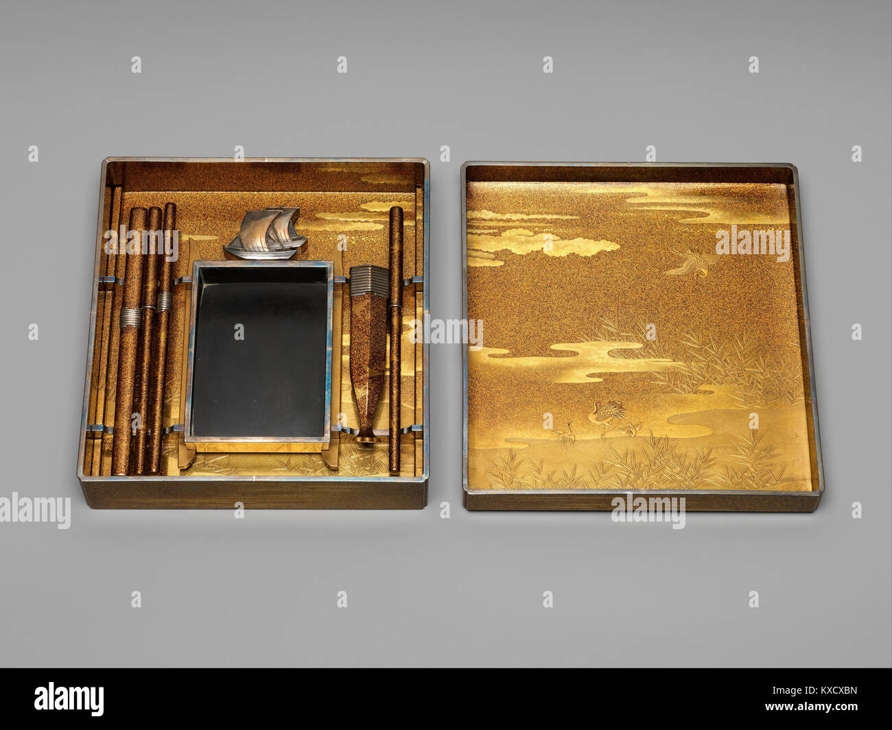 Una scatola di scrittura giapponese (suzuribako) e una scrivania (bundai) realizzati da Yukiwo Yukio II, decorata con motivi di pino di Takasago e Sumiyoshi, esemplificando l'arte laccata del periodo Edo. Foto Stock