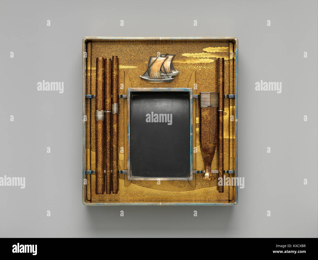 Laccato giapponese di Yukiwo Yukio II, caratterizzato da una scatola di scrittura (suzuribako) e una scrivania (bundai) decorata con motivi di pino di Takasago e Sumiyoshi, periodo Edo. Foto Stock