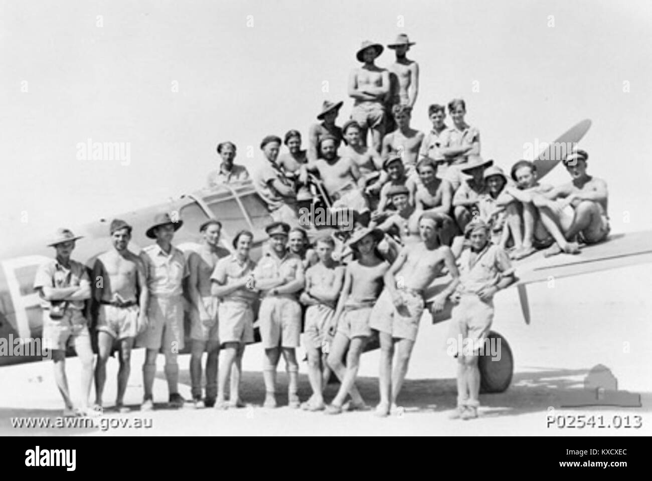 Questa immagine rappresenta probabilmente una fotografia o un oggetto d'archivio del 3rd Squadron, che mostra personale militare o aerei durante un evento storico. Foto Stock