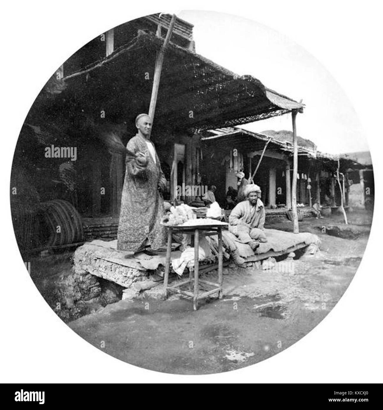 Questa immagine raffigura le bancarelle del mercato in una città chiamata Chardzhui, mostrando l'ambiente commerciale locale e la vita di strada in una regione dell'Asia centrale. Foto Stock