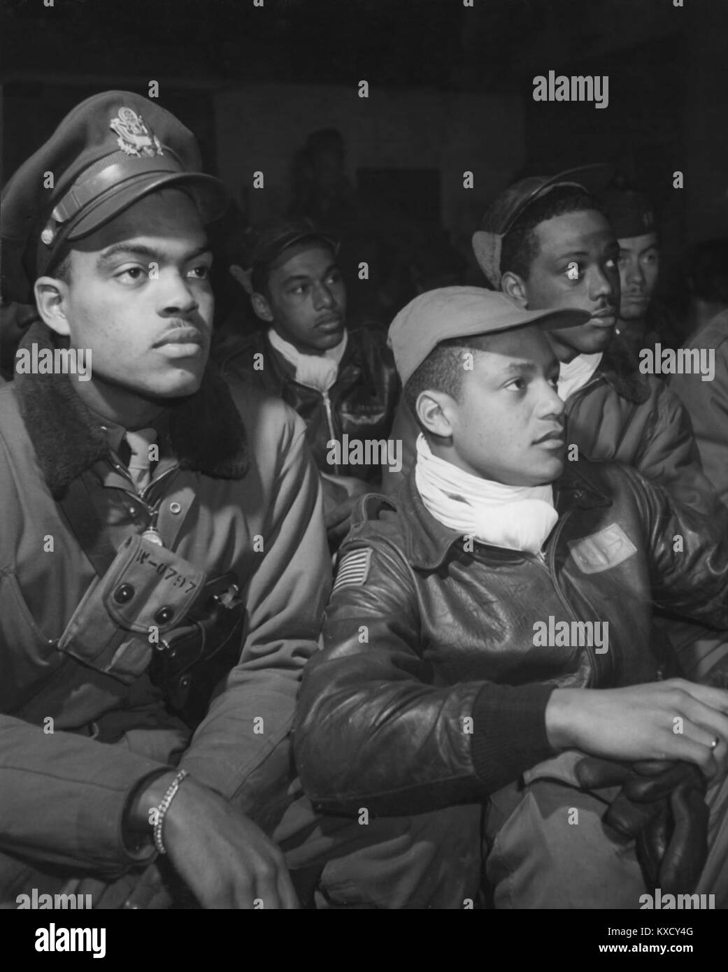 Un'immagine o un documento ad alta risoluzione di un briefing del 332nd Fighter Group, un'unità afroamericana nella seconda guerra mondiale, datato 1945, che mostra dettagli militari storici. Foto Stock
