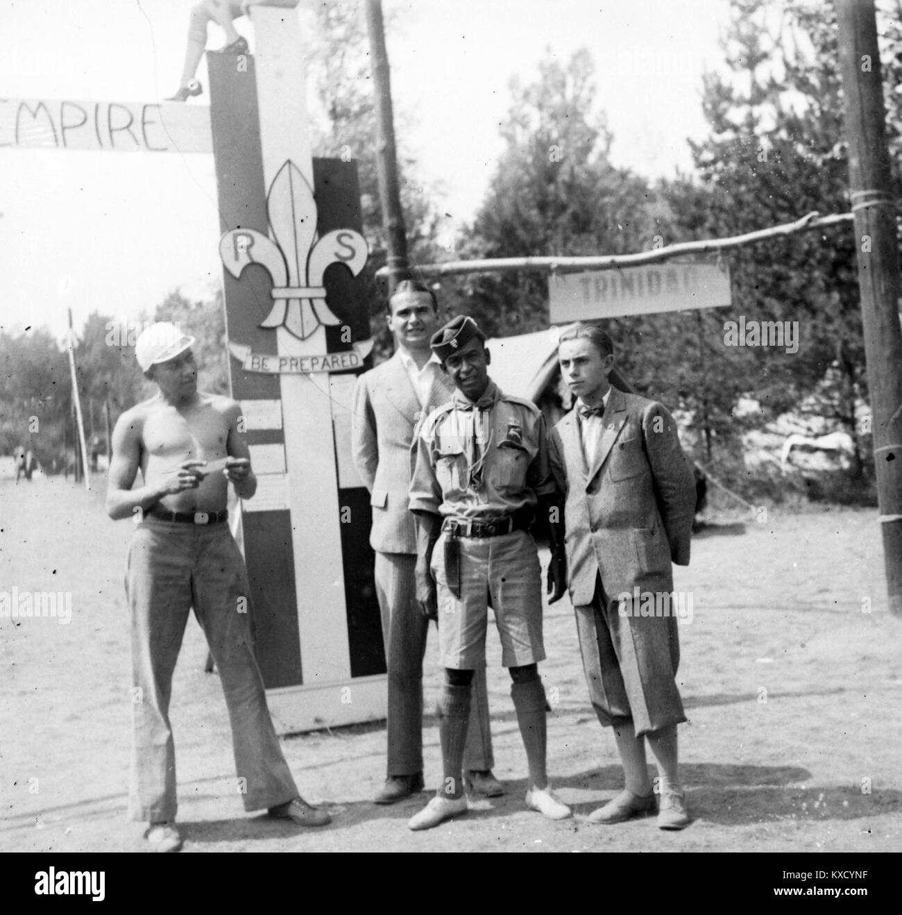 Un'immagine storica del IV Jamboree scout Internazionale, che mostra i partecipanti riuniti per attività di scouting, simboleggiando la cooperazione giovanile e lo scambio culturale. Foto Stock