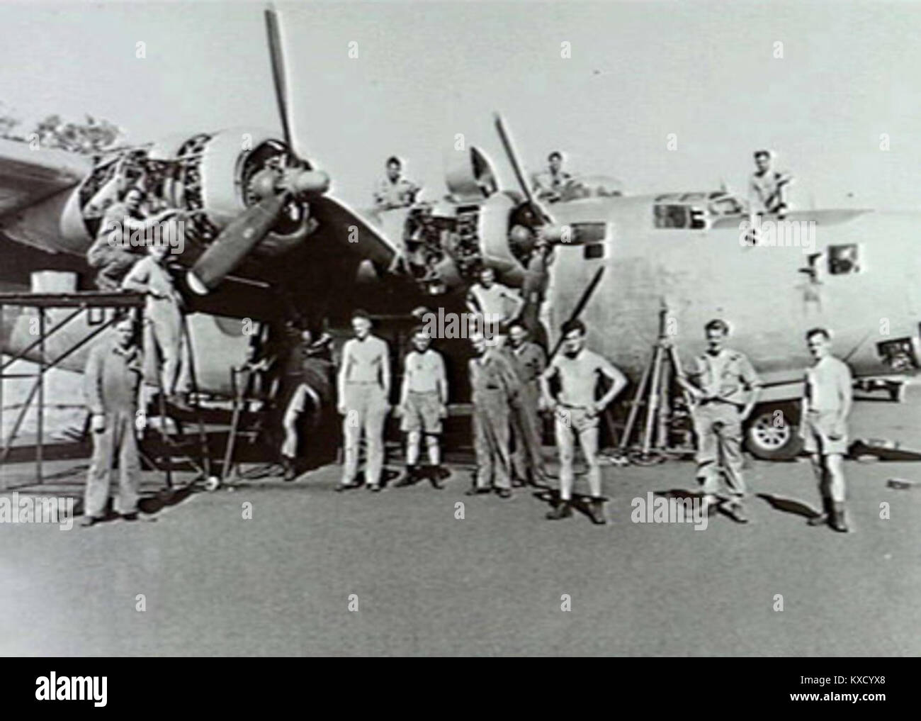 Questa immagine raffigura lo Squadron 102, un'unità della Royal Australian Air Force (RAAF). La fotografia fa parte della collezione dell'Australian War Memorial, che cattura i momenti dell'aviazione australiana durante le operazioni militari. Foto Stock