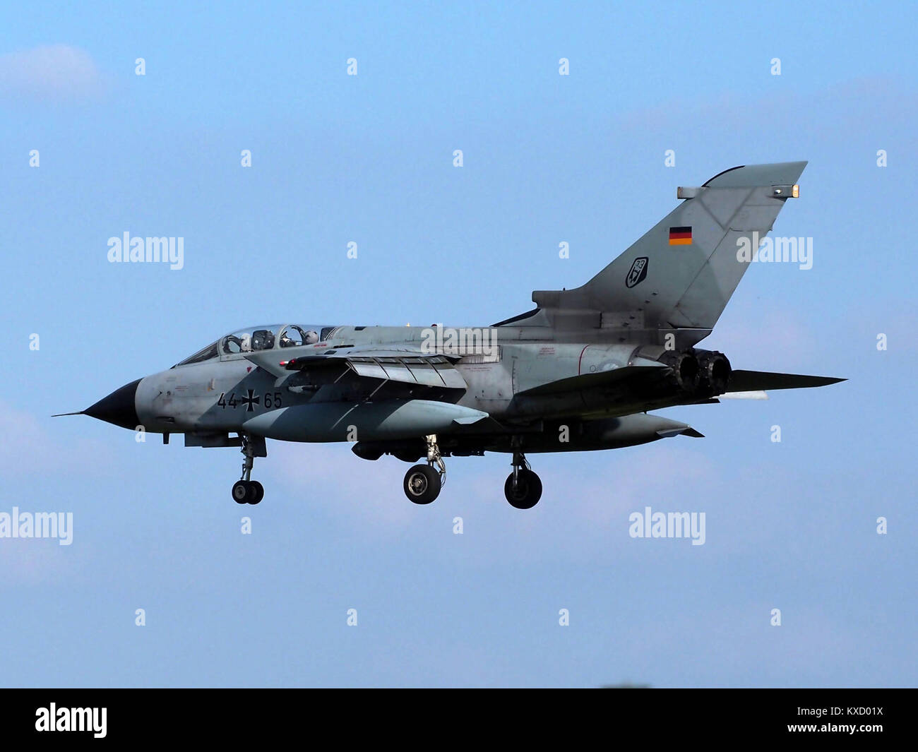 Una fotografia di un Panavia Tornado IDS atterrato alla base aerea di Büchel in Germania, che cattura l'aereo in un rollio di terra sulla pista presso la struttura Tactical Air Force Wing 33. Foto Stock