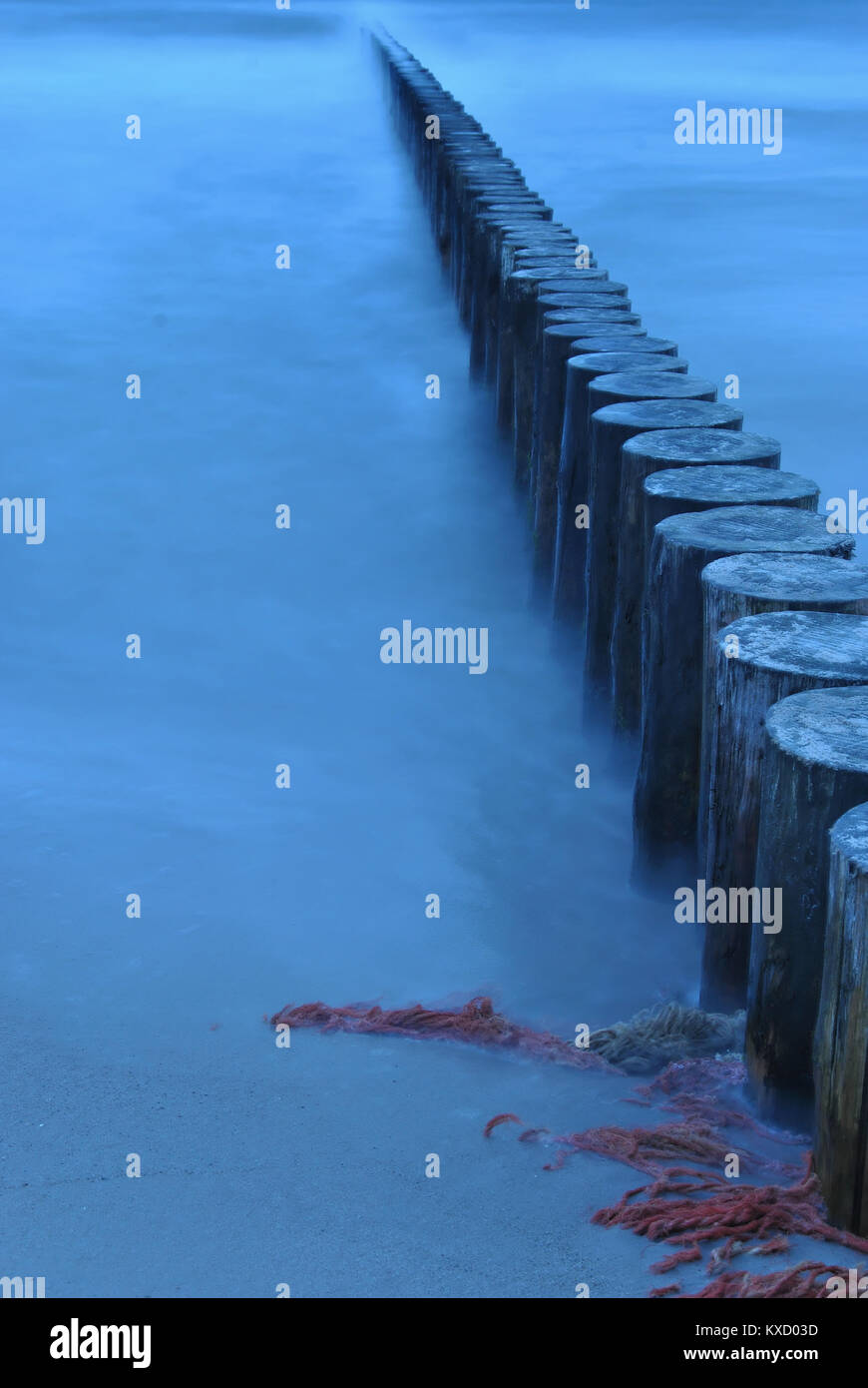 Struttura di frangionde legno girato con una lunga esposizione all'alba Foto Stock