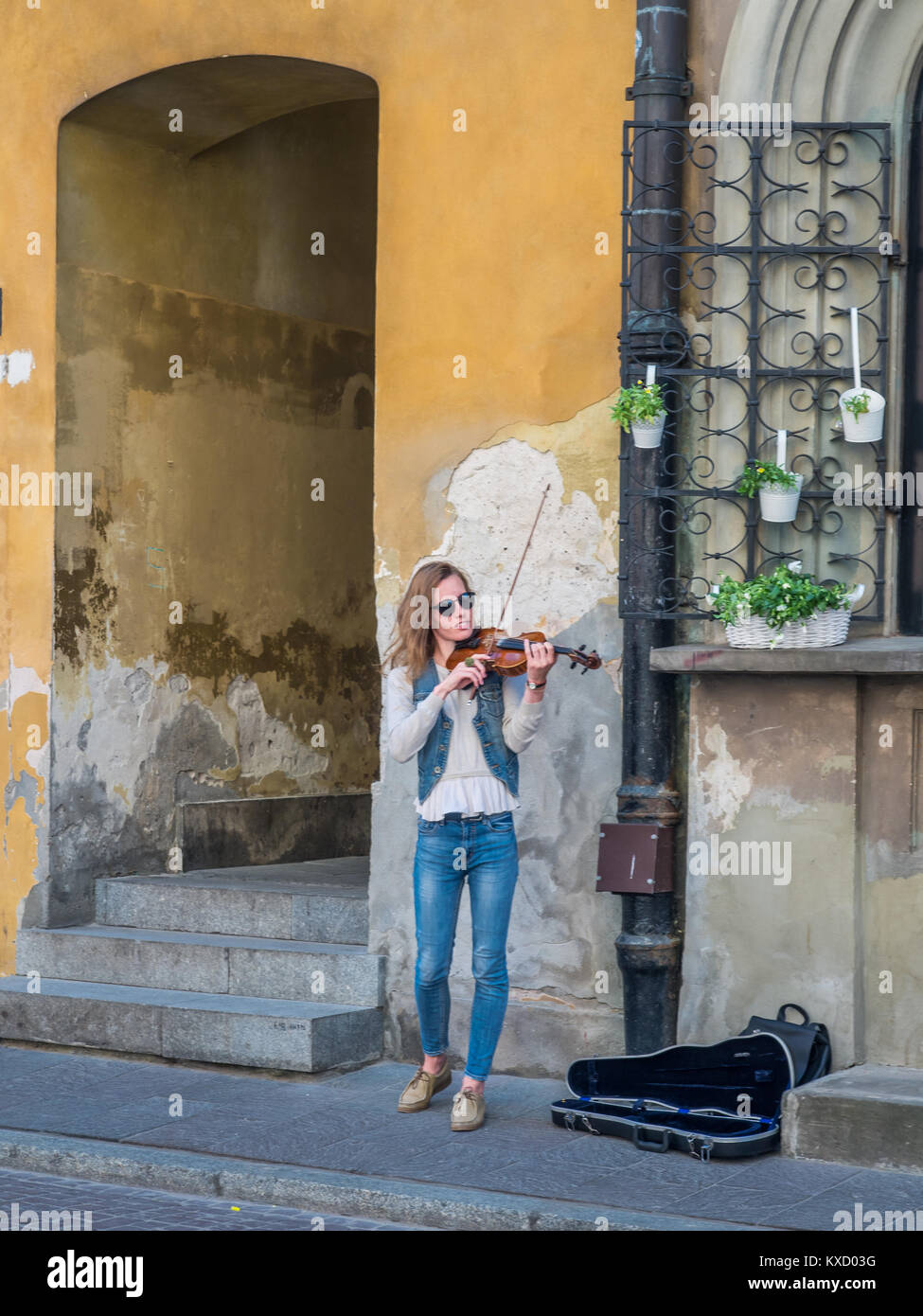 Varsavia, Polonia - 02 Giugno 2017: giovane donna giocando sul violino sulla strada del centro storico di Varsavia Foto Stock