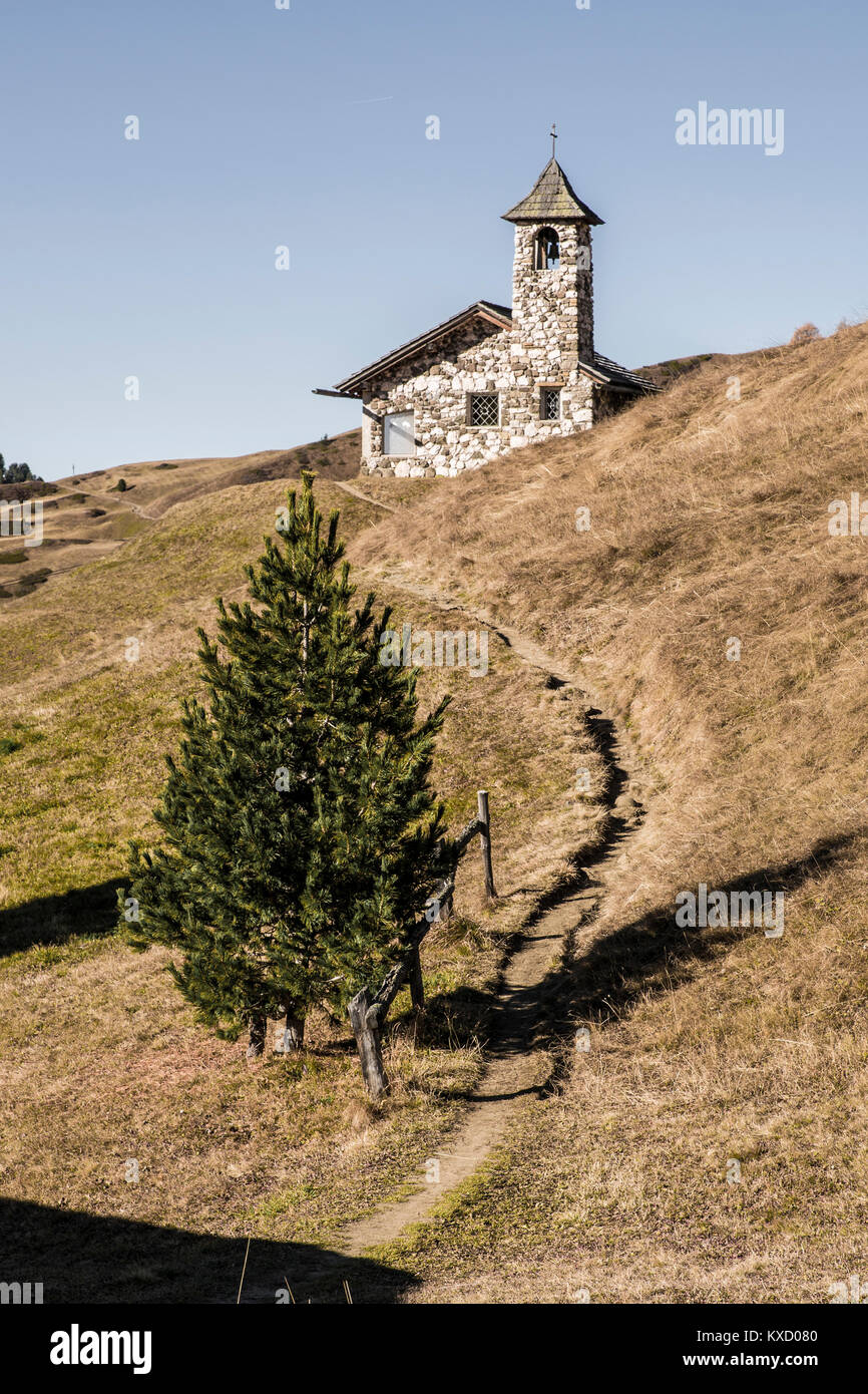 Basso angolo di visione della Chiesa sulla collina contro il cielo chiaro Foto Stock