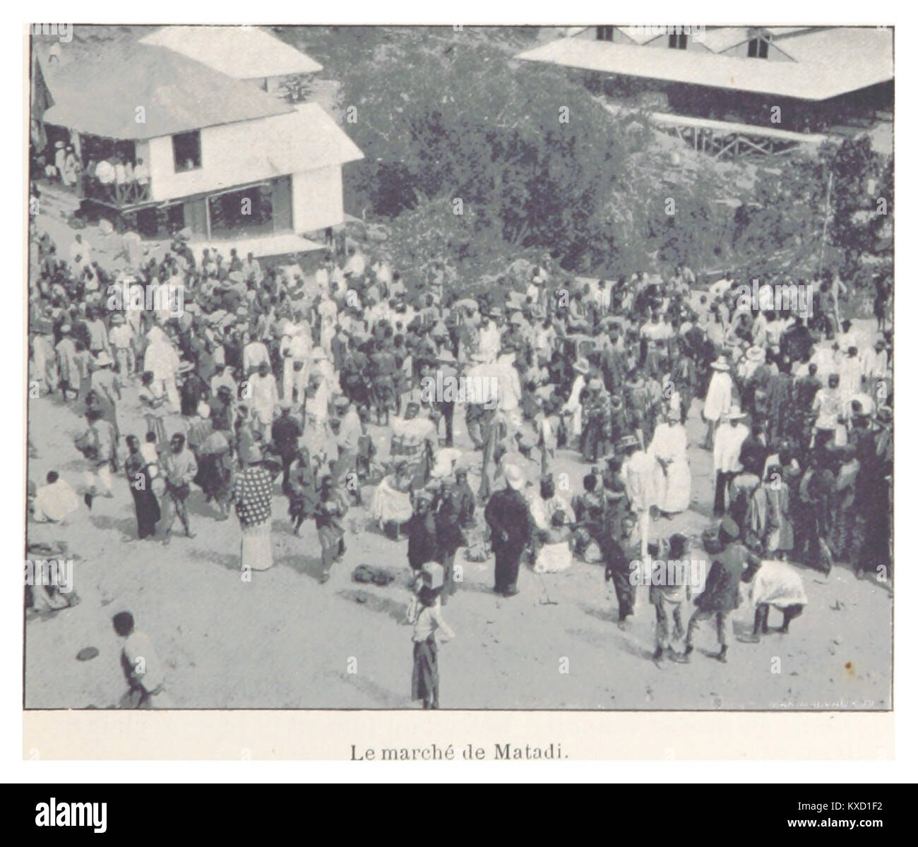 Una fotografia del mercato Matadi nella Repubblica Democratica del Congo che mostra venditori, merci e acquirenti in un mercato urbano affollato, illustrando il commercio locale e la vita della comunità. Foto Stock