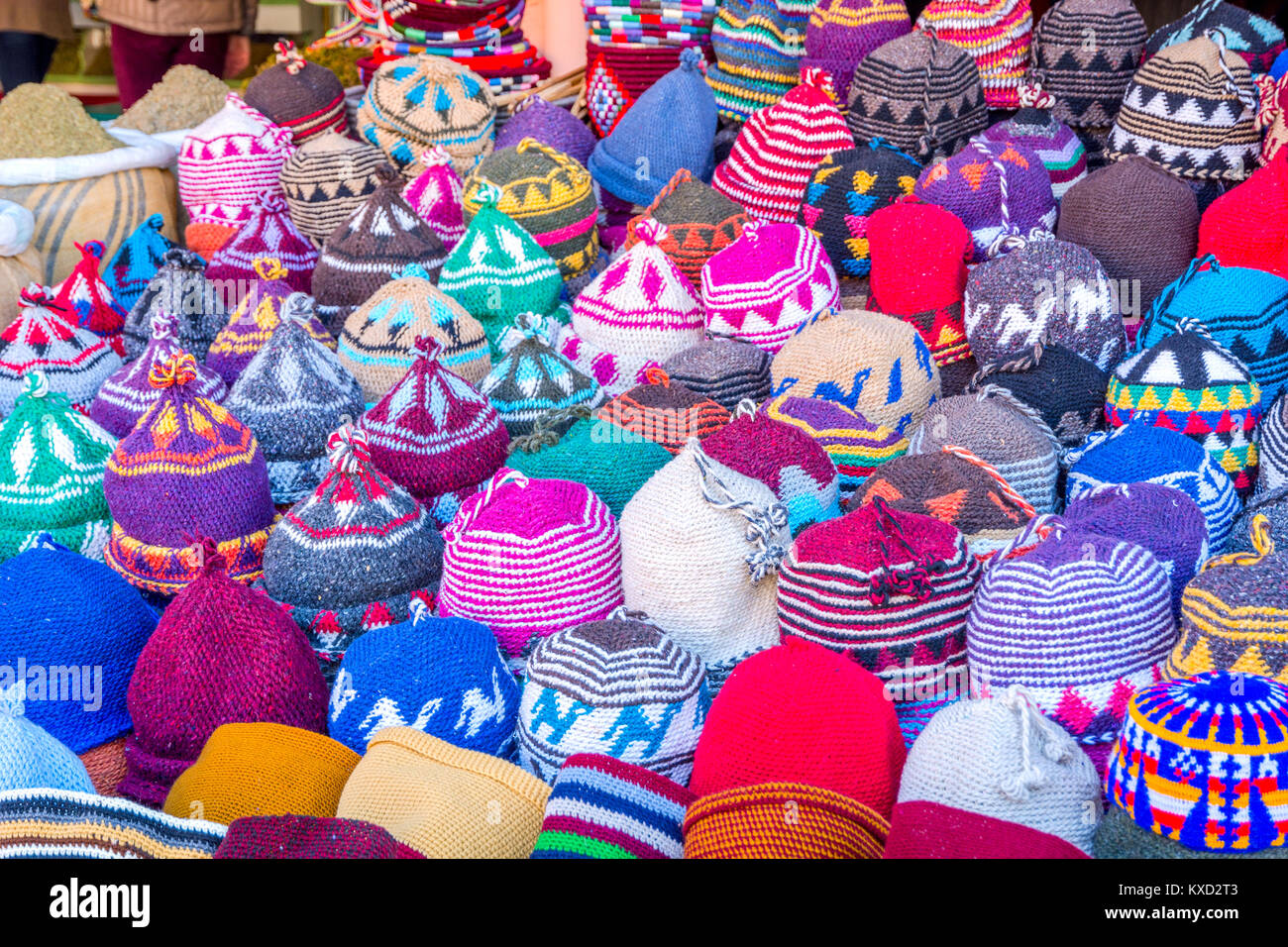 Inverno colorati berretti di lana per la vendita, Marocco Foto stock - Alamy