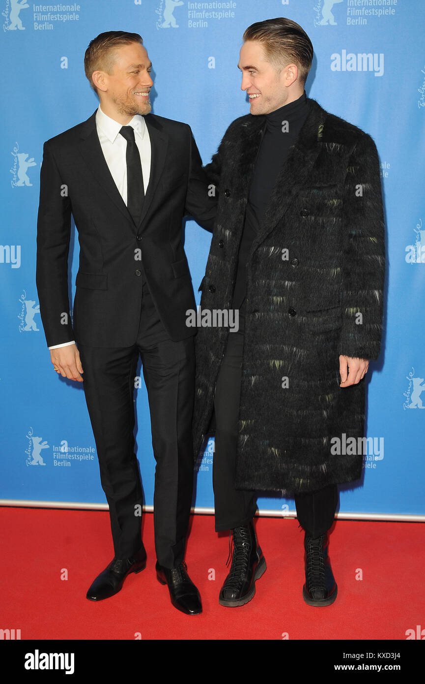 Charlie Hunnam & Robert Pattinson frequentare la città perduta di Z lo screening nel corso della sessantasettesima Berlinale Festival Internazionale del Cinema di Berlino. © Paul Treadway Foto Stock