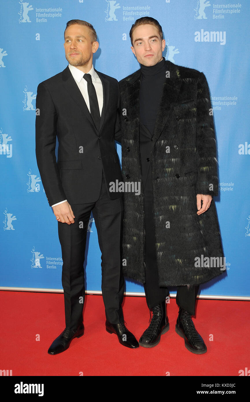 Charlie Hunnam & Robert Pattinson frequentare la città perduta di Z lo screening nel corso della sessantasettesima Berlinale Festival Internazionale del Cinema di Berlino. © Paul Treadway Foto Stock