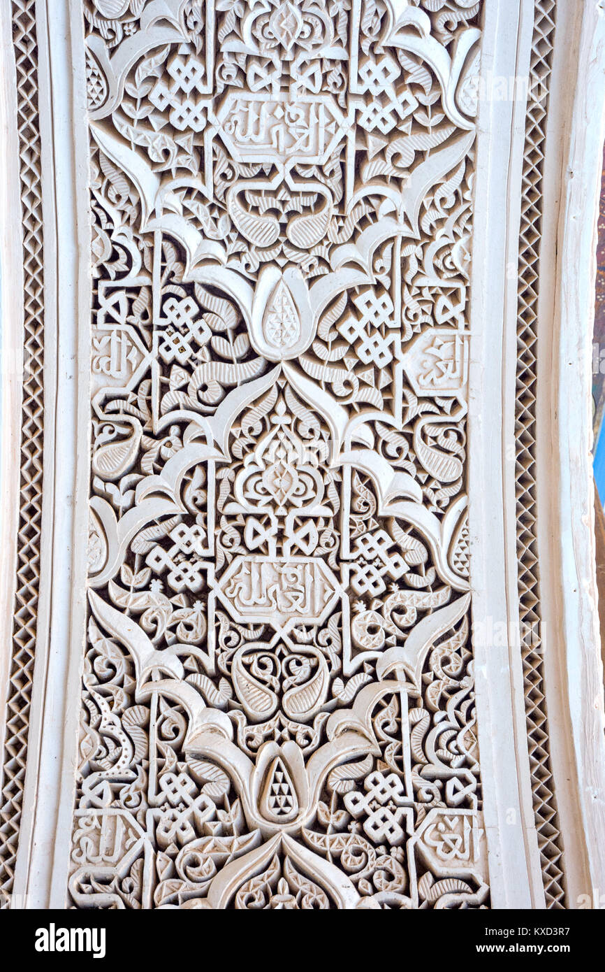 Ornamenti in corrispondenza del soffitto del Palazzo Bahia, Marrakech Foto Stock