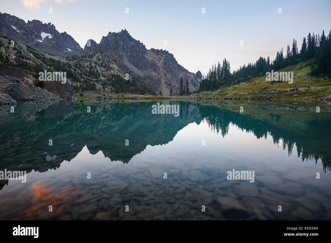 Vista la simmetria del lago da montagne contro il cielo nuvoloso al Parco Nazionale di Olympic Foto Stock