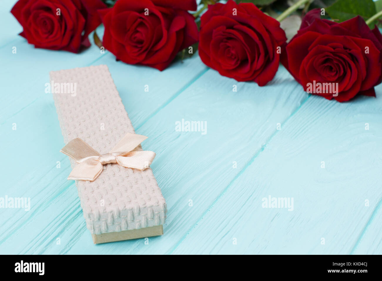 Le rose e un po' di confezione regalo. Foto Stock