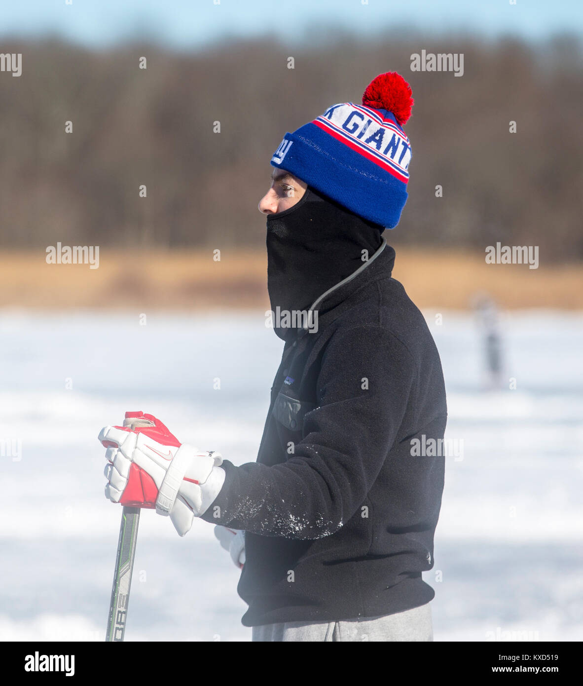 Pond Hockey player in piedi su un laghetto congelato Foto Stock