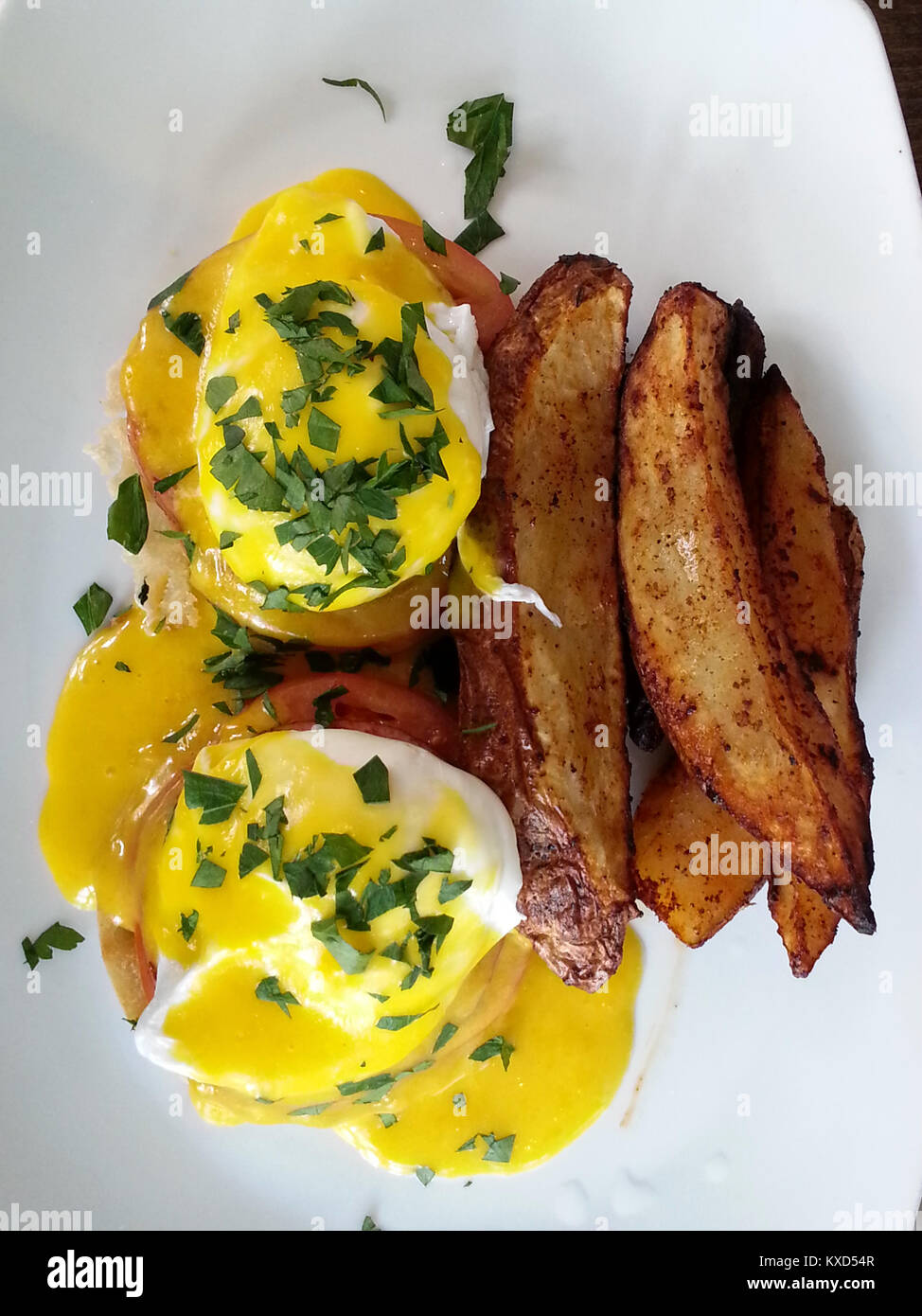 Benedetto le uova con patate fritte Foto Stock