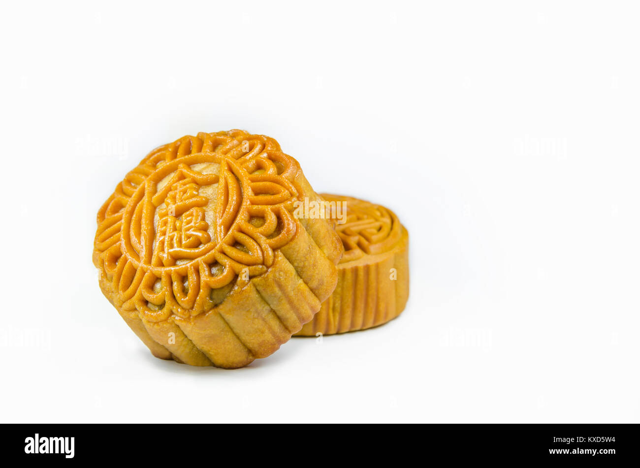 Metà autunno festival mooncake isolati su sfondo bianco. Cinque mooncake del kernel è il più tradizionale gusto classico. Foto Stock