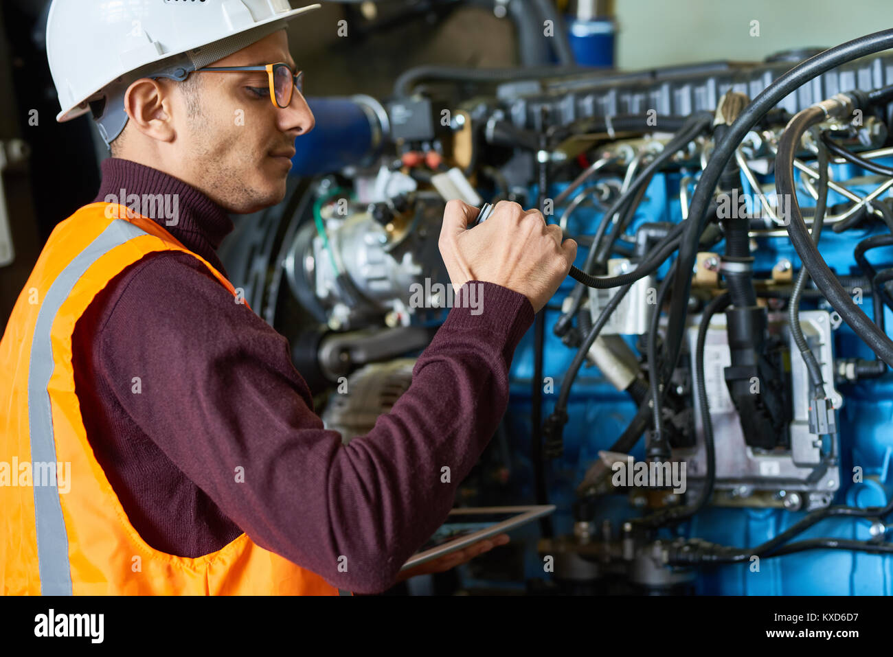 Controllo di apparecchiature pesanti al moderno impianto Foto Stock