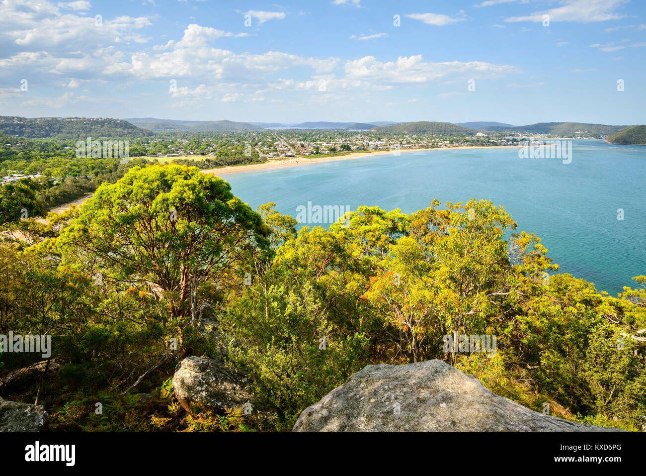 Umina Beach in una giornata di sole con cielo blu dal Monte Lookout Ettalong, Central Coast, NSW, Australia Foto Stock