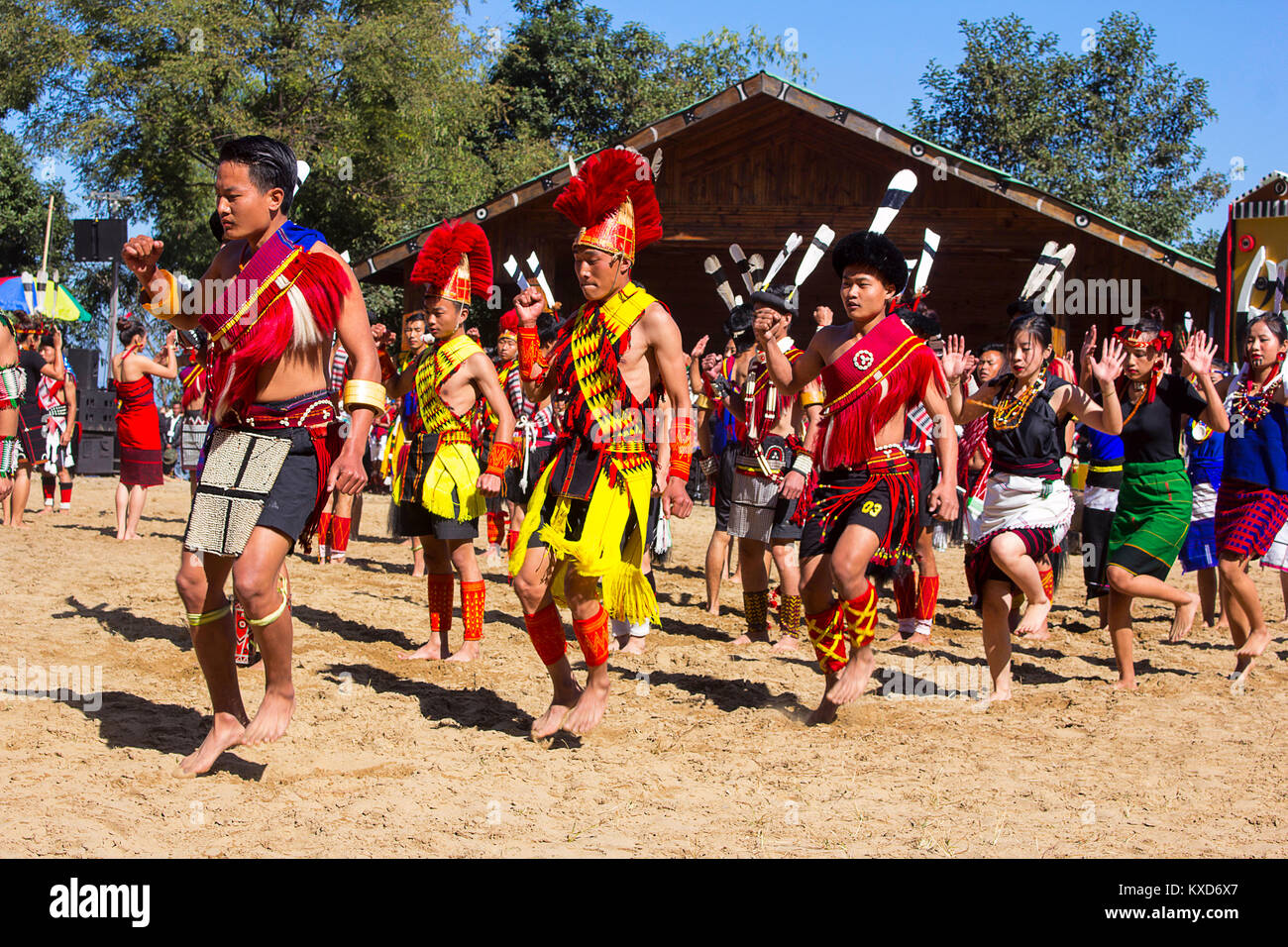 Naga tribù in esecuzione al Festival di Hornbill, Kisama, Nagaland, India Foto Stock