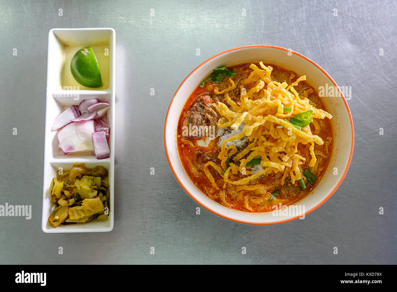 Salsa speziata zuppa di noodle (Khao Soi) - tradizionale cibo tailandese settentrionale cucina tailandese. Foto Stock
