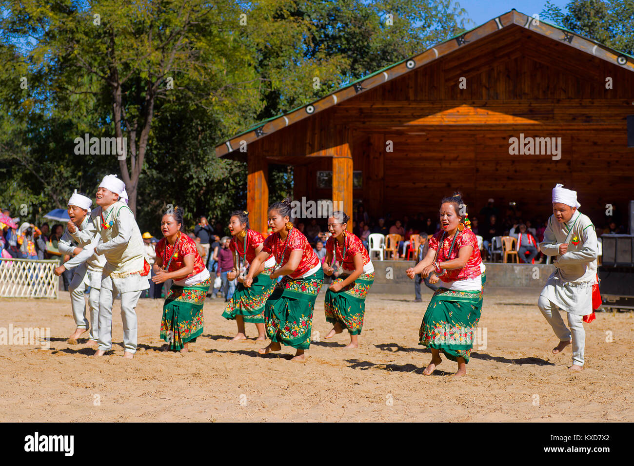 Lepcha ballerini del Sikkim presso il festival di Hornbill, Kisama, Nagaland, India Foto Stock