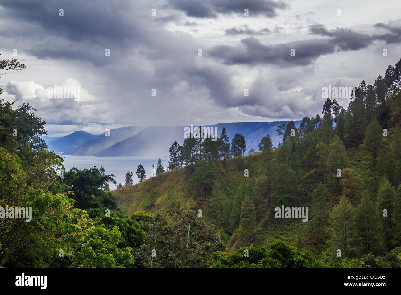Indonesia Sumatra Nord vista dall'isola di Samosir sul Danau Toba (Lago Toba) Foto Stock