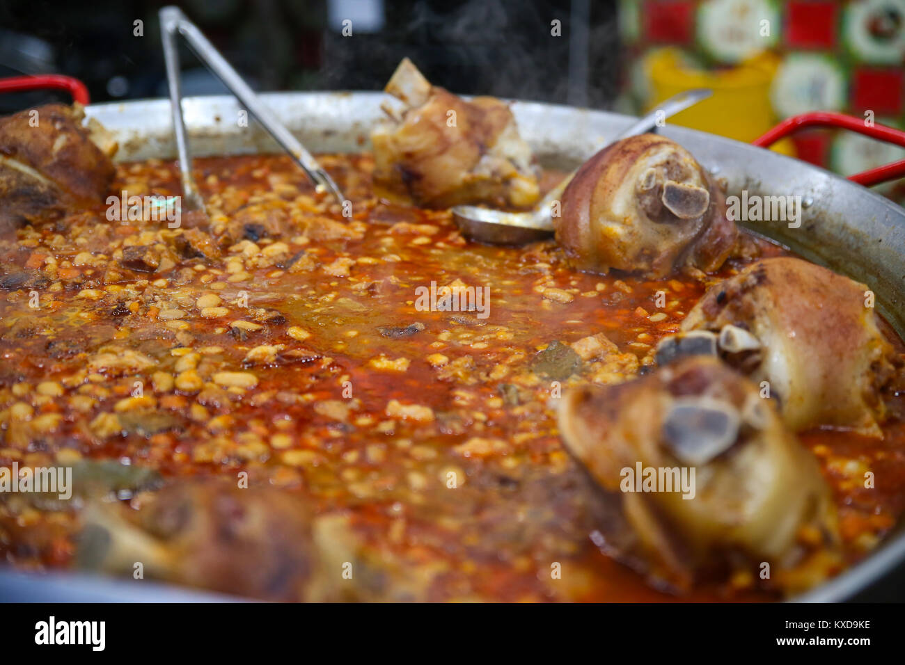Zuppa di fagioli con affumicati (maiale) garretti presso il Mercato di Natale in Timisoara, Romania Foto Stock
