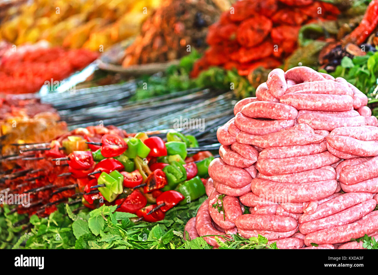 Bazar marocchini barbecue stand con le montagne del bratwurst e verdure fresche in Marrakech, Marocco Foto Stock