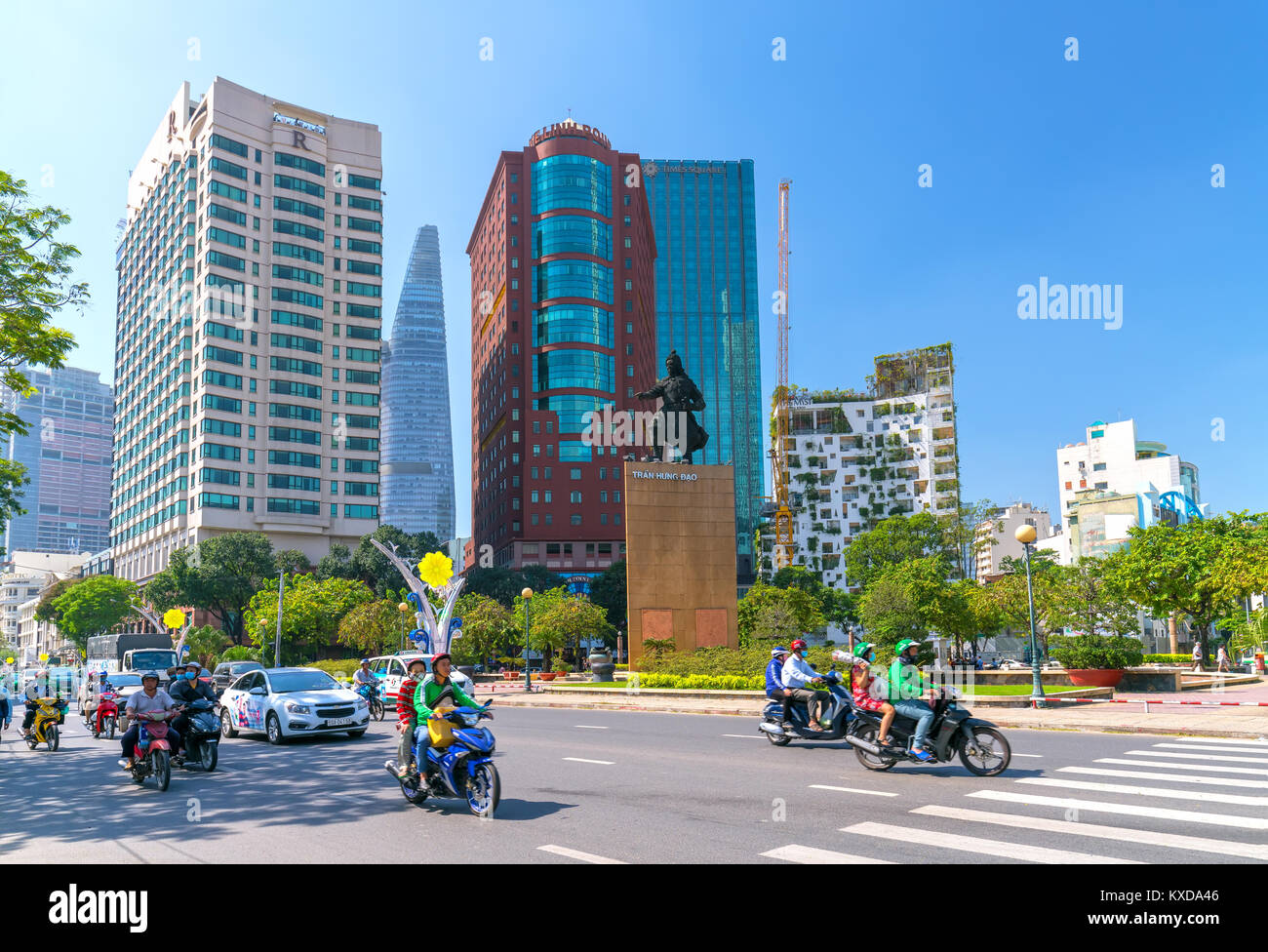 Nuovi e moderni edifici nel centro amministrativo rotonda mostrano lo sviluppo dinamico della cultura Vietnamita e della tecnologia Foto Stock