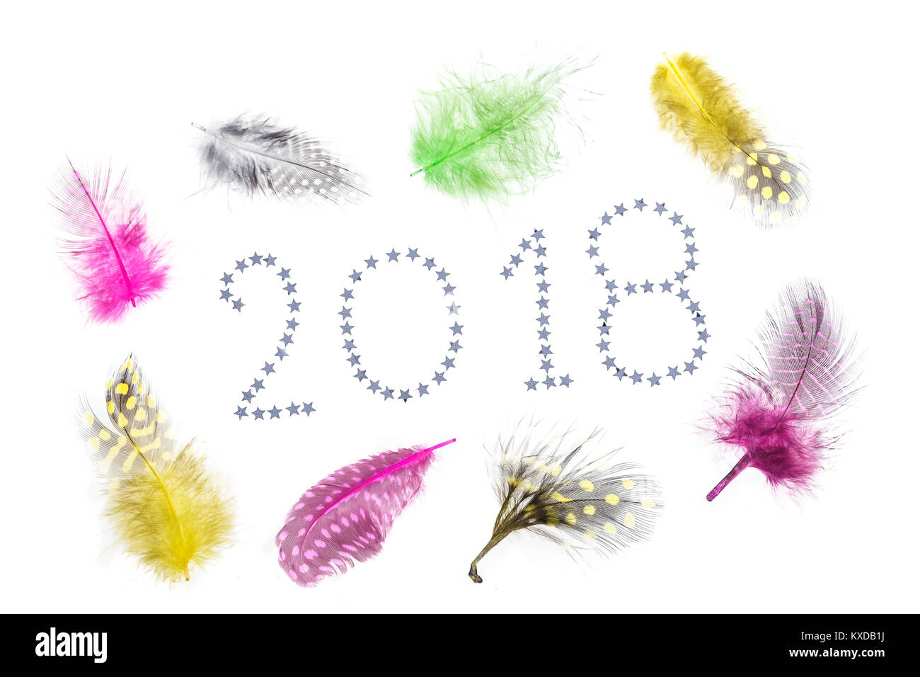 Le figure 2018 giacciono su un luminoso piume colorate su sfondo bianco Foto Stock