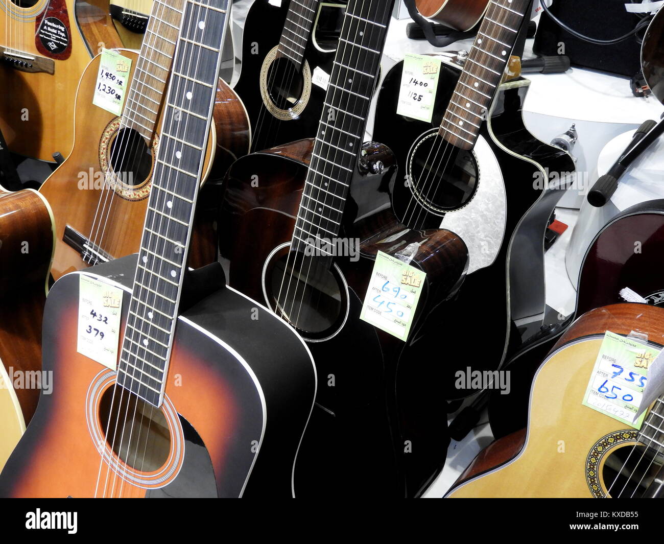 Chitarre colorate in vendita in una chitarra e strumenti musicali shop Foto Stock