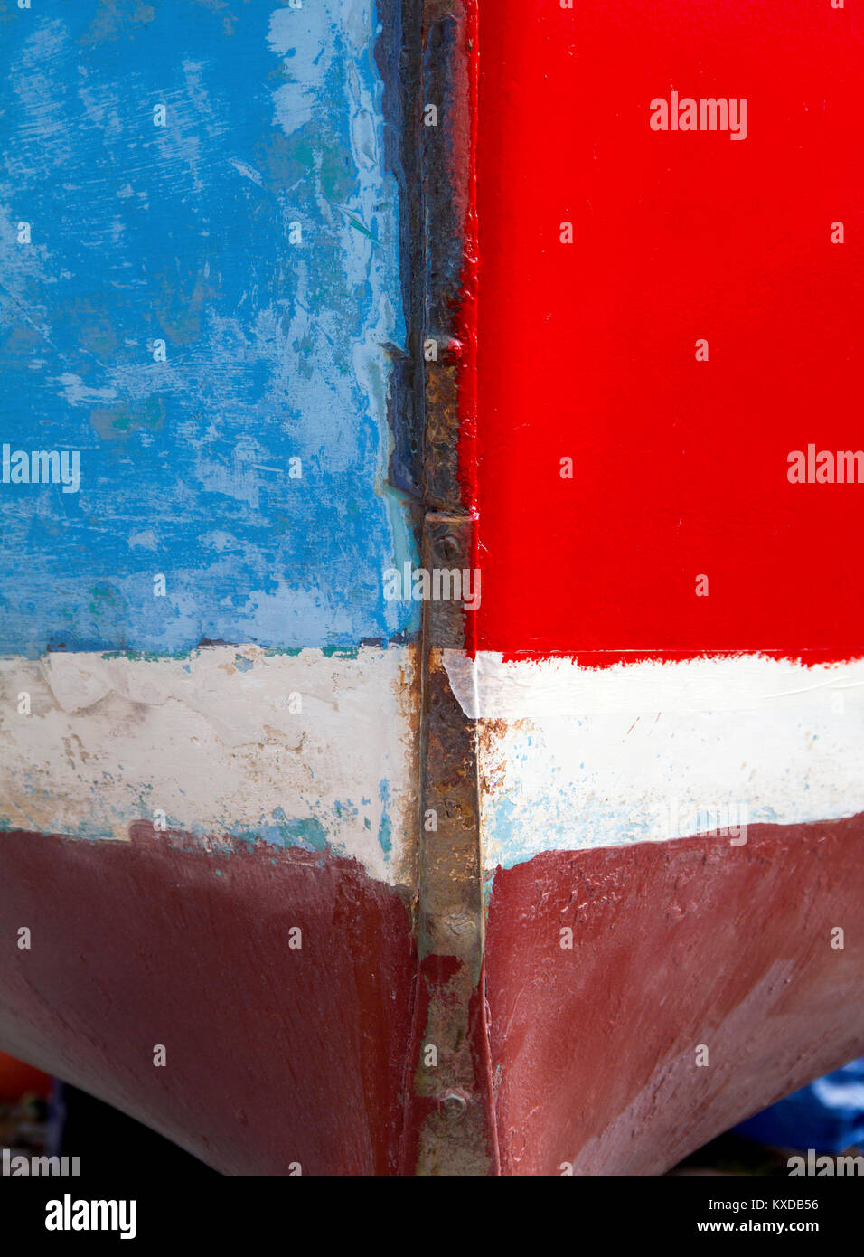 Una vista astratta della prua di una barca, dipinta in blocchi di differenti colori. Foto Stock