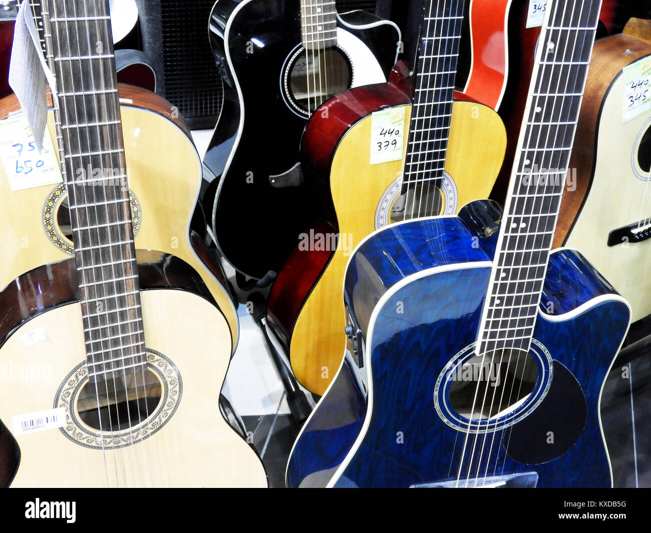 Chitarre colorate in vendita in una chitarra e strumenti musicali shop Foto Stock