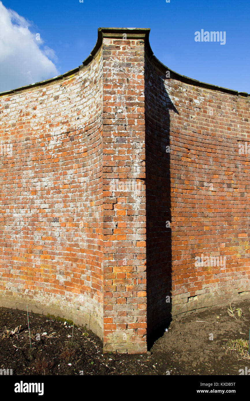 Un vicino l immagine di una parete Crinkle-Crankle nel Derbyshire, che mostra la costruzione di curve, texture e colori del vecchio muro. Foto Stock