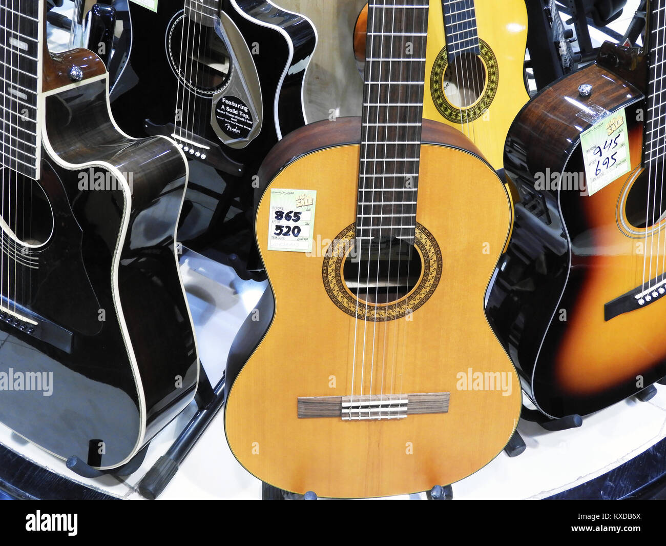 Chitarre colorate in vendita in una chitarra e strumenti musicali shop Foto Stock