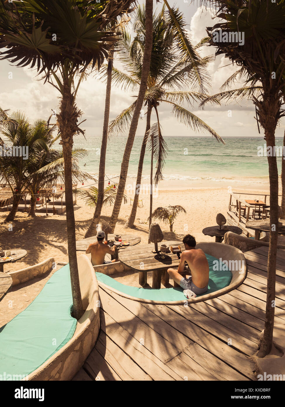 Le persone che si godono la spiaggia al Papaya Playa Resort, Tulum, Messico Foto Stock