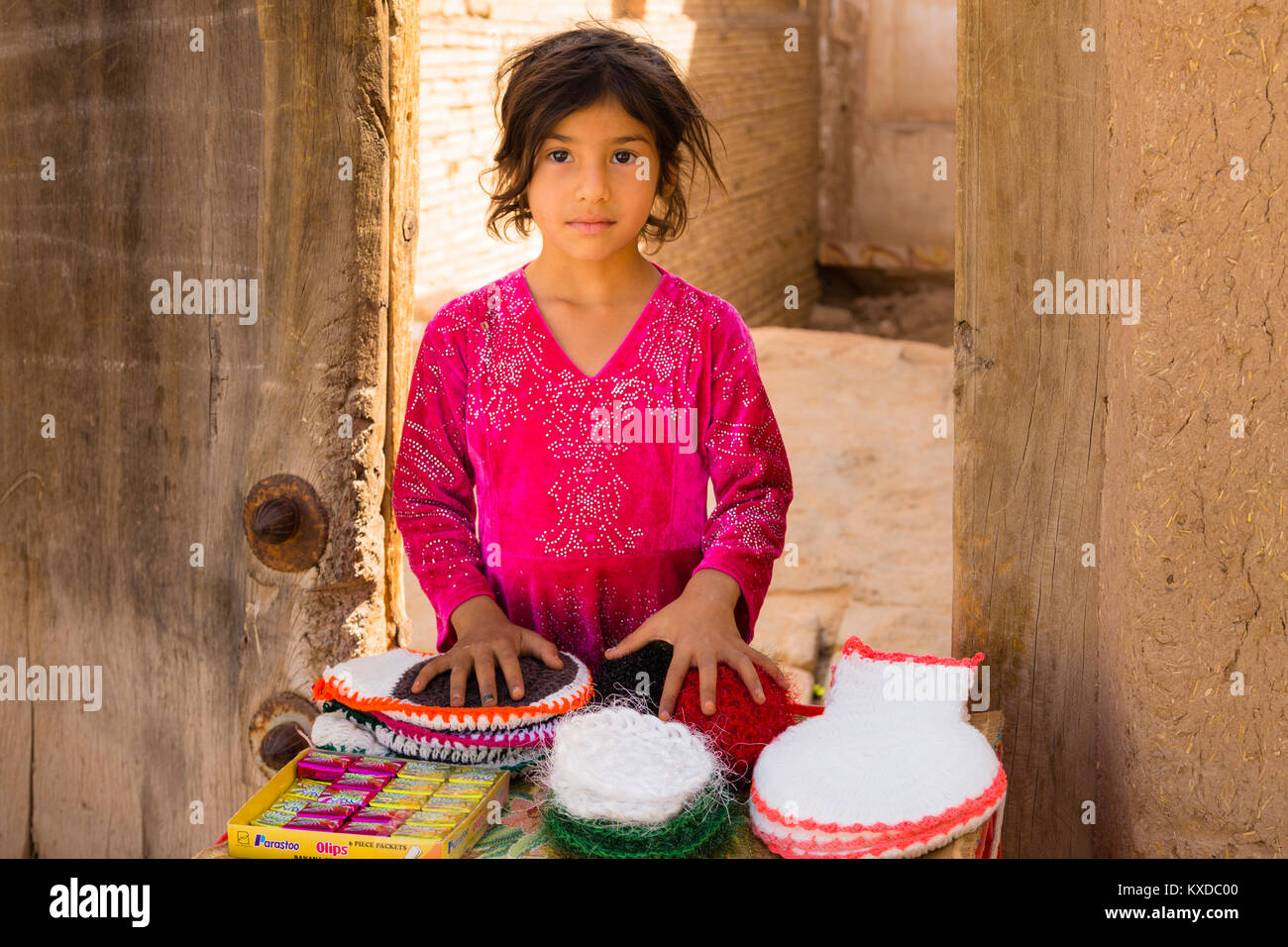 Ragazza giovane vende merci per le strade di Yazd, Iran Foto Stock
