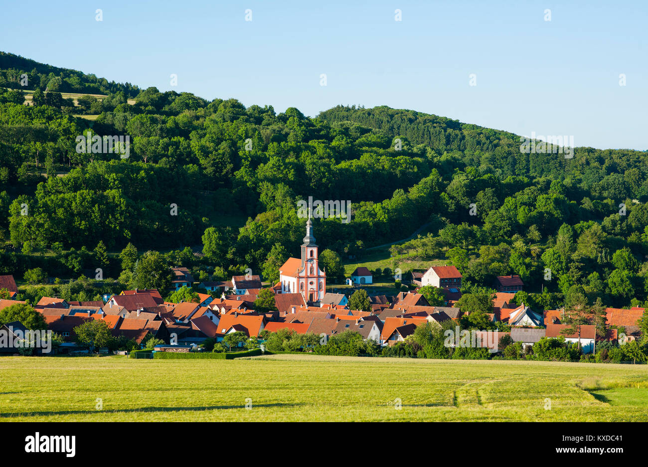 Leubach con San Vito Chiesa,natura parco Parco Rhön bavarese,Baviera,Germania Foto Stock