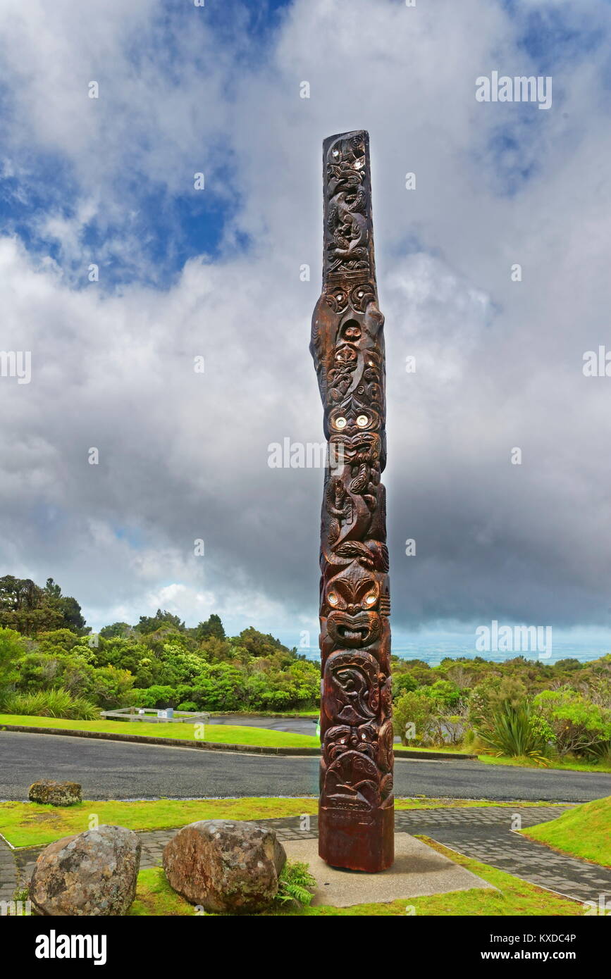 Picchetto Maori carving a Dawson cade del Centro Visitatori,Dawson cade,Mount Taranaki o Mount Egmont,Whanganui National Park Foto Stock