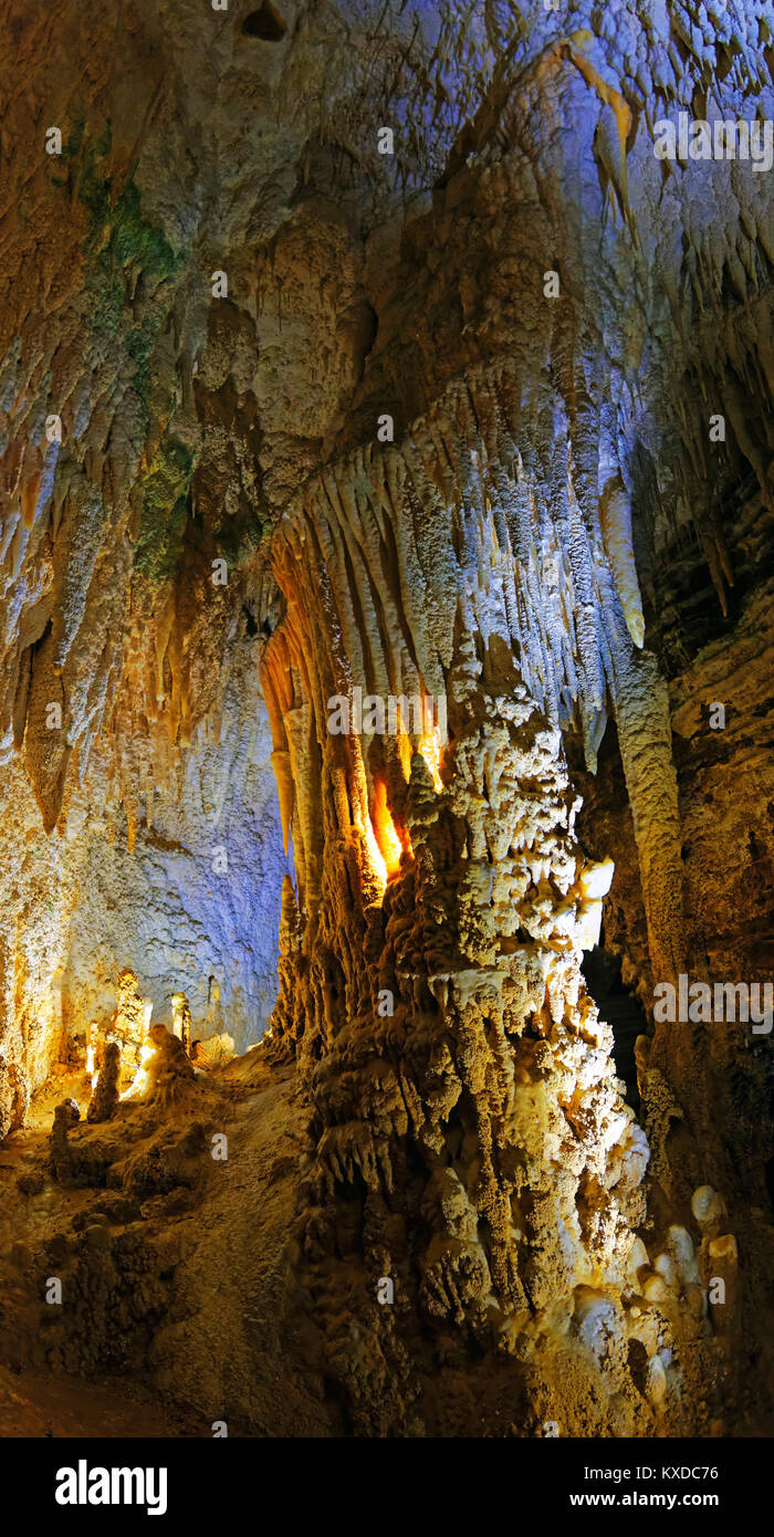 Stalattiti e stalagmiti nella grotta dripstone Aranui Cave,Grotte di Waitomo,Waikato,l'isola nord,Nuova Zelanda Foto Stock