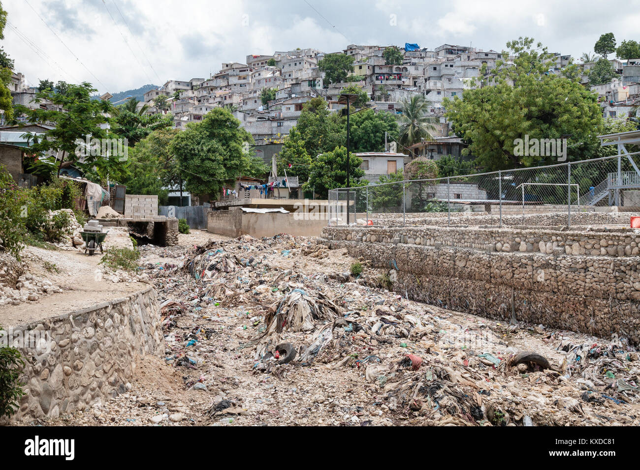 Garbage in riverbed,dietro braccio insediamento sul colle,Port-au-Prince,Ouest,Haiti Foto Stock