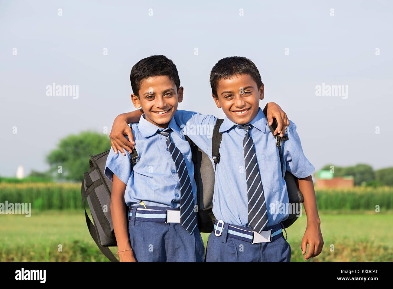 2 Scuola rurale bambini studenti fratello permanente Farm insieme sorridente Foto Stock