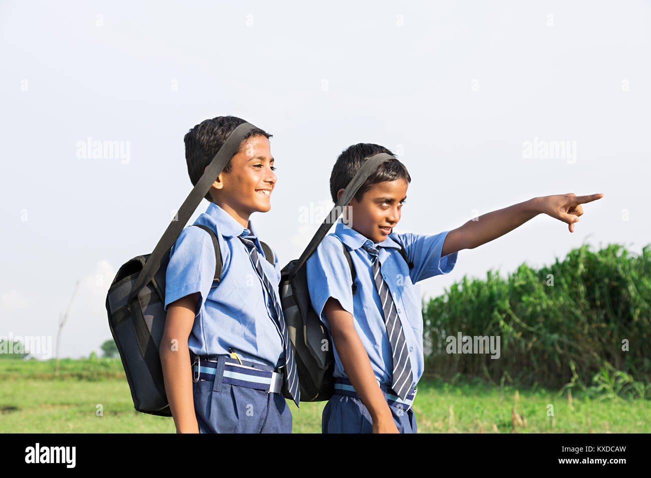 2 rurale indiano Kids scuola gli studenti amico puntare il dito che mostra Farm Foto Stock