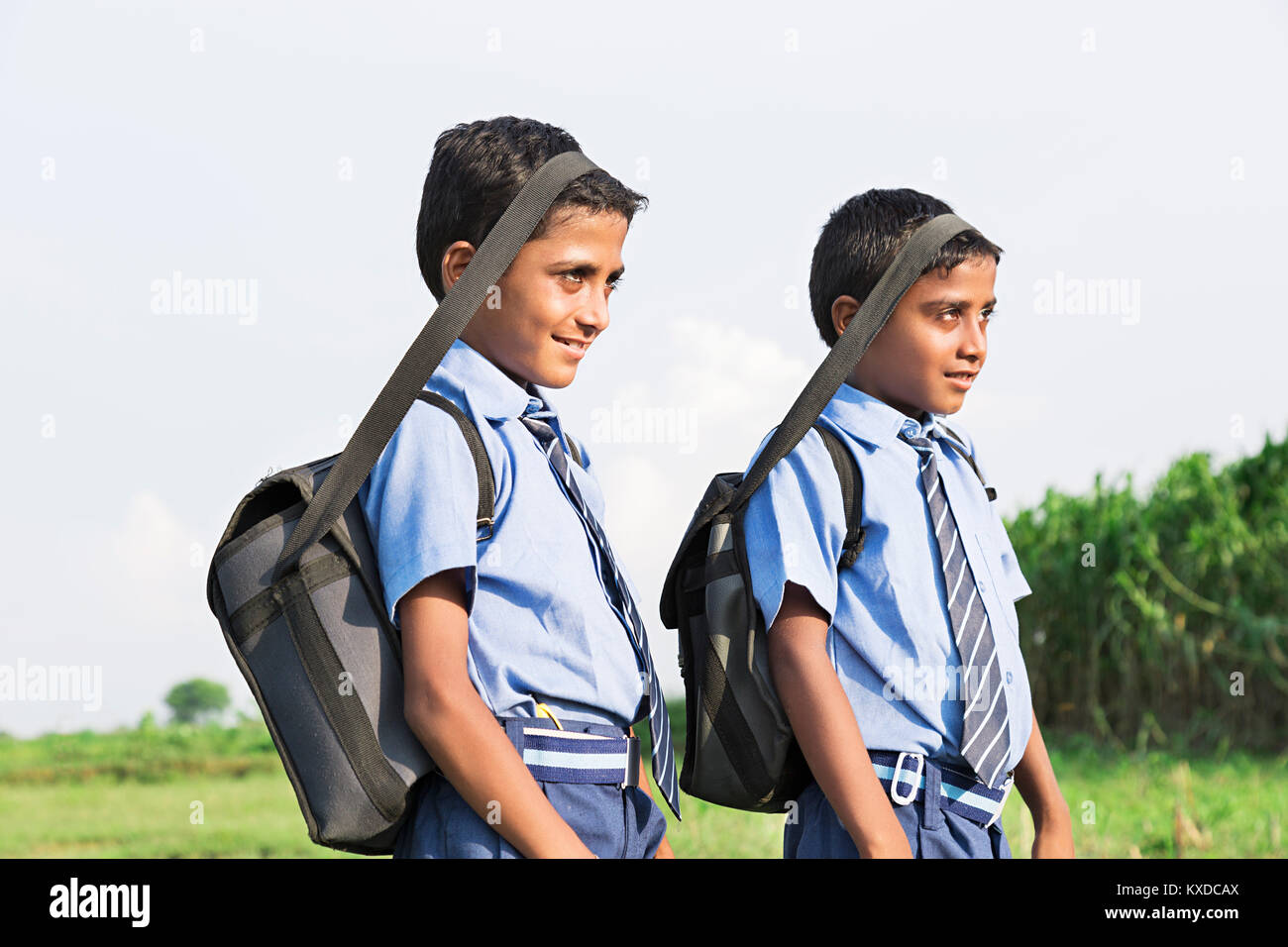 2 rurale indiano Kids scuola gli studenti fratello in piedi con uno zaino  Village Foto stock - Alamy