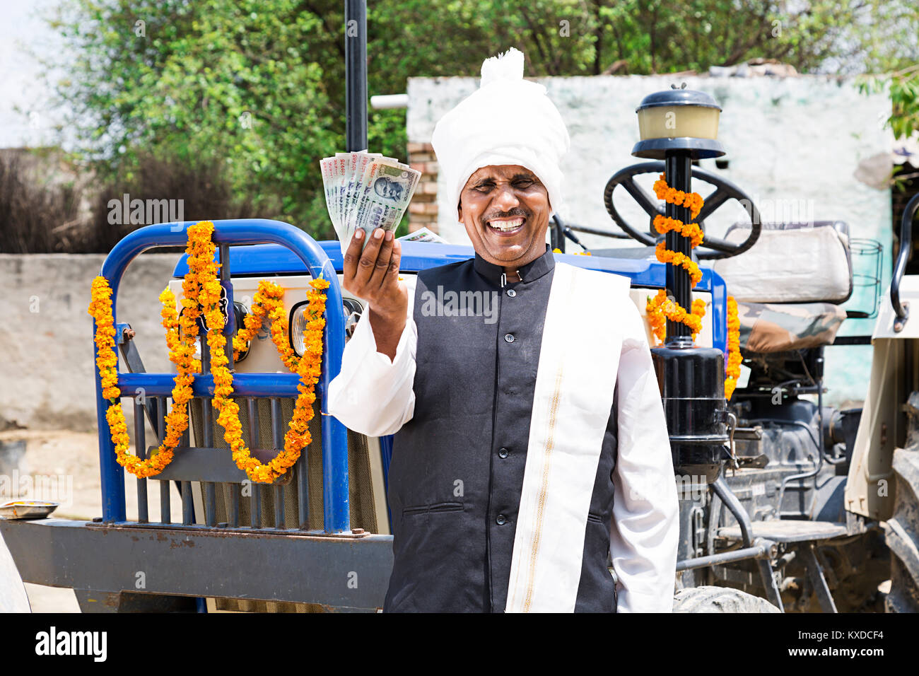 1 L'agricoltore indiano mostra denaro nuovo trattore Banca Finanza Village Foto Stock