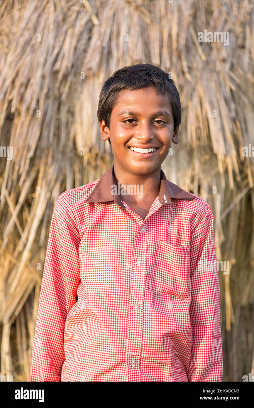 1 rurale indiano abitante Little Boy Standing Agriturismo vicino a lolla Foto Stock